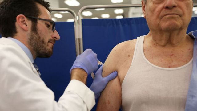 Idoso recebe vacina da gripe