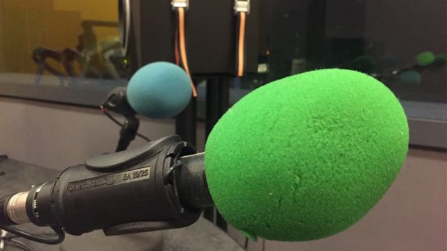 Etchecopar conduce el programa El Ángel del mediodía en una radio en Argentina.