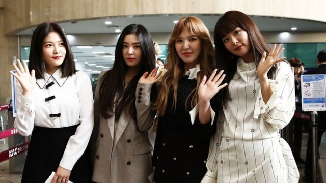 Женский коллектив Red Velvet в аэропорту перед рейсом в Пхеньян, 31 марта 2018 г.