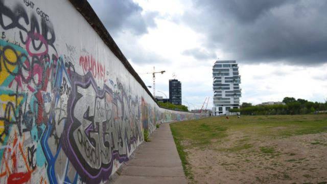 30 Anos Da Queda Do Muro De Berlim A Emocionante Historia Dos Estudantes Que Decidiram Cavar Um Tunel Sob A Barreira Bbc News Brasil - queromaisroblox mostrando os codigos do jogo esmagado pelo muro da