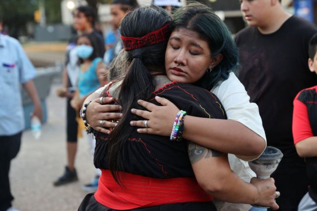 Wanda Pérez abraça Laura Yohultlahuiz durante vigília pelos migrantes mortos