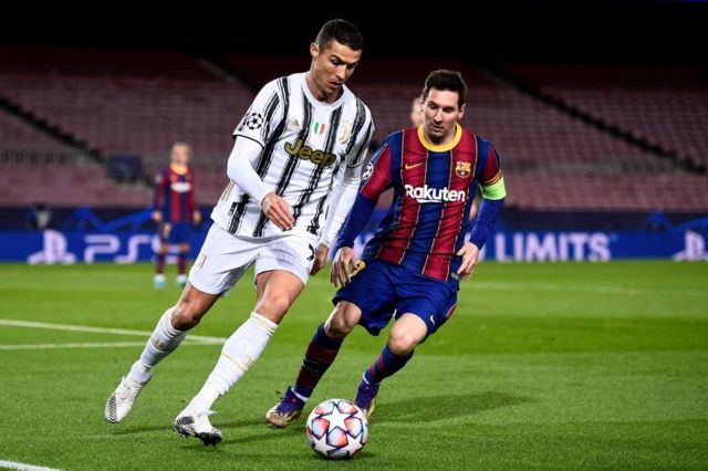 Cristiano Ronaldo (esquerda) e Lionel Messi em jogo da fase de grupos da UEFA Champions League 2020/21