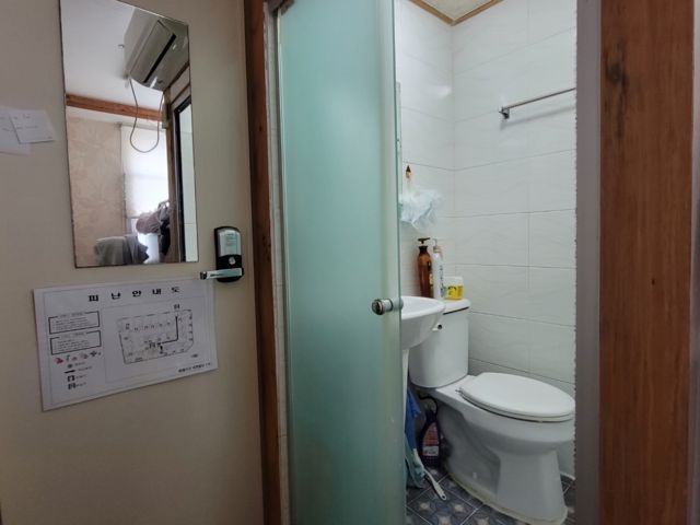 Banheiro em um microapartamento na Coreia do Sul