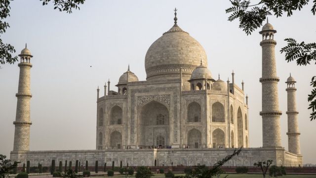 People Visit Taj Mahal in India Editorial Photo - Image of dome, hinduism:  160653721