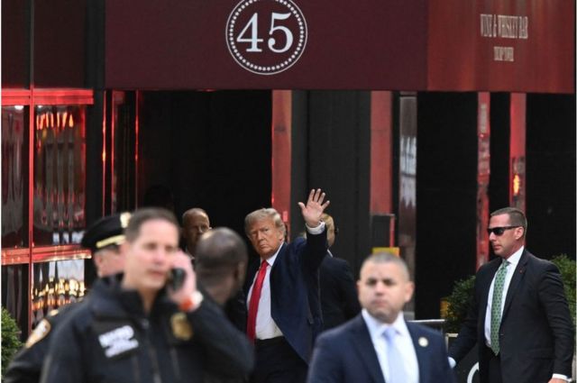 Donald Trump llegando a la Trump Tower el 3 de abril de 2023, un día antes de presentarse ante la justicia en Nueva York.