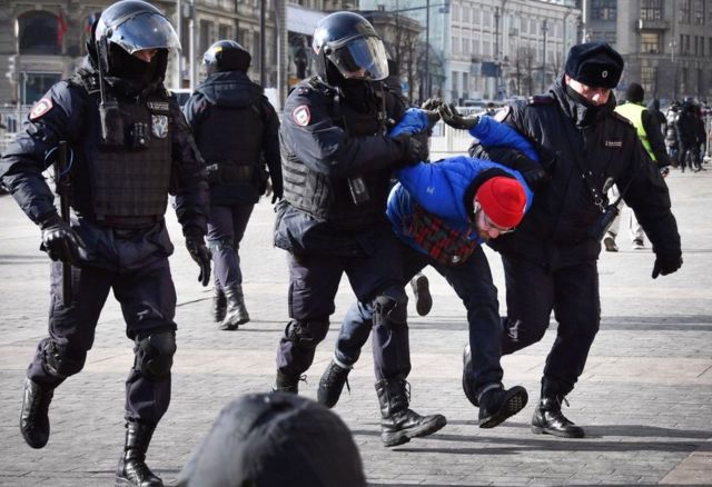 Manifestante é preso em Moscou