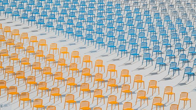 Filas de sillas vacías de colores brillantes desiertas en una escuela