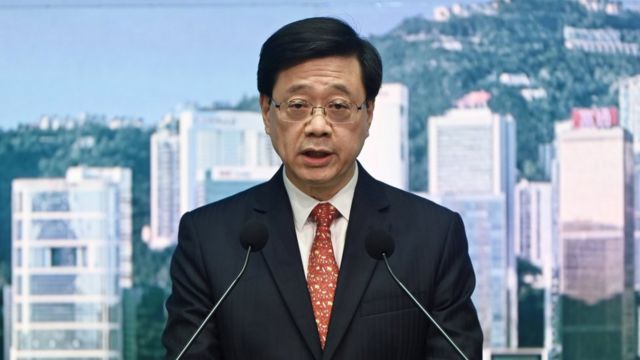 中国香港行政长官李家超在政府总部会见记者（中新社图片21/3/2023）