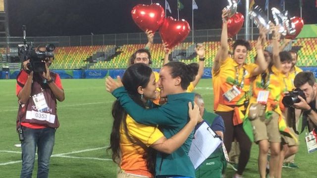 Une joueuse de rugby demandée en mariage par sa petite amie sur le terrain