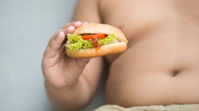 L'obésité infantile peut avancer la puberté chez les filles, mais n'est généralement pas la cause de la puberté précoce.