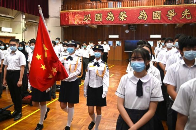 香港一所中学周四举行升旗仪式。