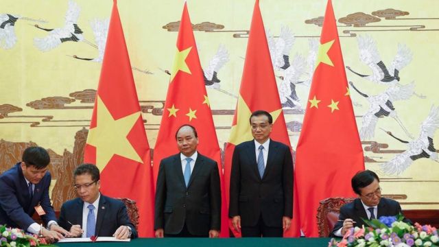 Thủ tướng Nguyễn Xuân Phúc và người đồng nhiệm Lý Khắc Cường tại Bắc Kinh hôm 12/9