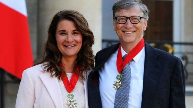 2017年，比尔和梅琳达因其慈善事业被法国总统弗朗索瓦·奥朗德授予法国政府颁授的最高荣誉的骑士团勋章。(photo:BBC)