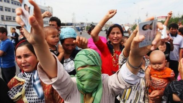 نساء من الإيغور