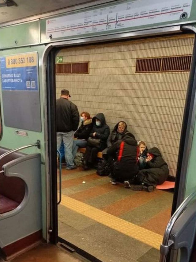 Personas en una andén de una estación del metro de Kiev