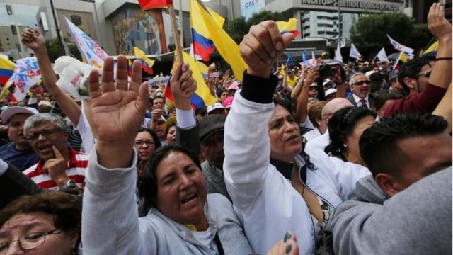 Protestas frente a la Comisión Nacional Electoral de Ecuador.