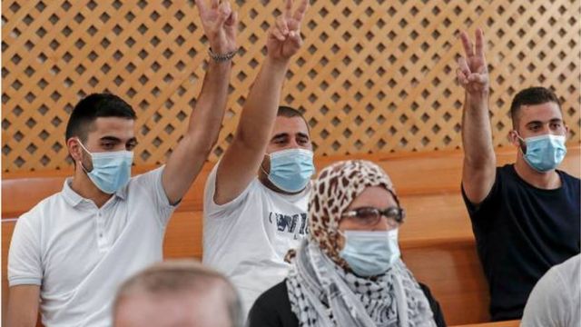 Members of Palestinian families threaten eviction in the courtroom of the Supreme Court