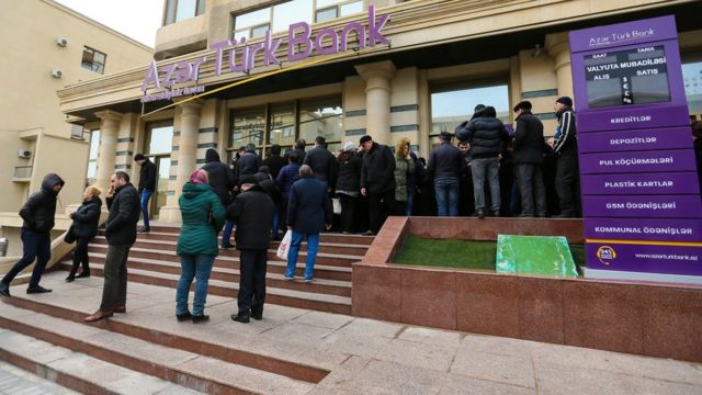 Очереди у банка в Азербайджане
