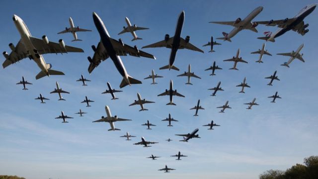 Montaje de los 42 aviones que despejaron del aeropuerto de Heathrow, en Londres, en el espacio de una hora, el 2 de noviembre de 2016.