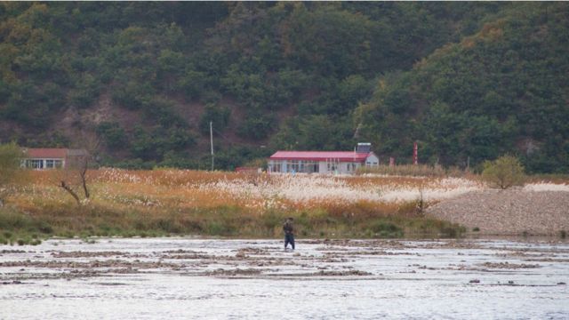 Una persona cruza el río Yalu