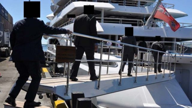 美国联邦调查局（FBI）探员在长106米的超级游艇阿玛达号（Amadea）靠泊斐济时将其扣押。(photo:BBC)