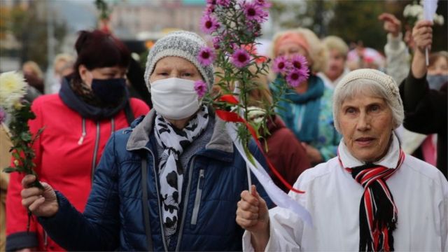 المتقاعدون البيلاروسيون خلال مسيرة للمتقاعدين للاحتجاج على نتائج الانتخابات الرئاسية في مينسك، بيلاروسيا، 12 أكتوبر/تشرين أول 2020