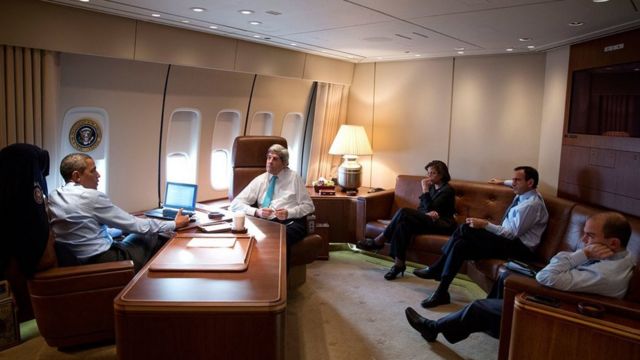 Madaxweynihii hore ee Mareykanka Obama oo ku sugan gudaha Airforce One