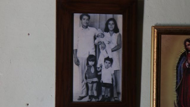 Fotos familiares y motivos religiosos adornan la casa de Cruz Elena.