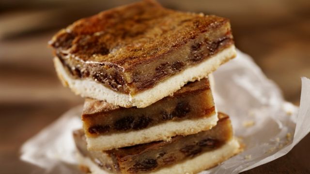 Масляная тарталетка, порезанная на квадраты