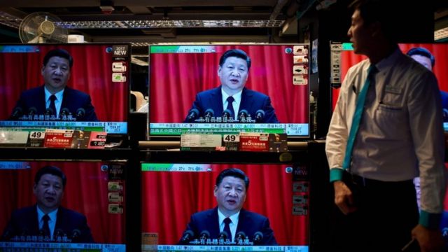 Xi Jinping en varios televisores