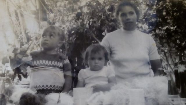 Dona Maria, esposa de seu Louro, com os filhos Gil e Gilda em 1970