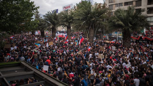 O CHILE ACORDOU. O povo luta nas ruas contra o…