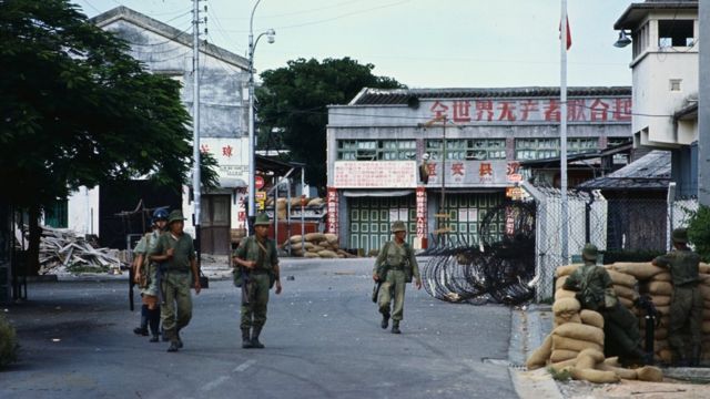 沙头角枪战发生后驻港英军廓尔喀军团士兵与香港警察在中英交界处戒备（9/7/1967）