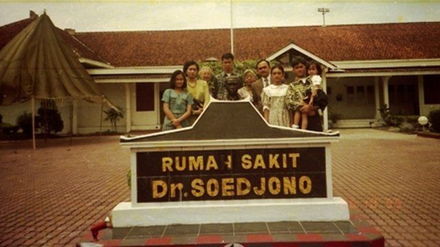 Sardjono Danarbi dan keluarga berpose di depan rumah sakit yang dinamai dengan nama almarhum ayahnya.
