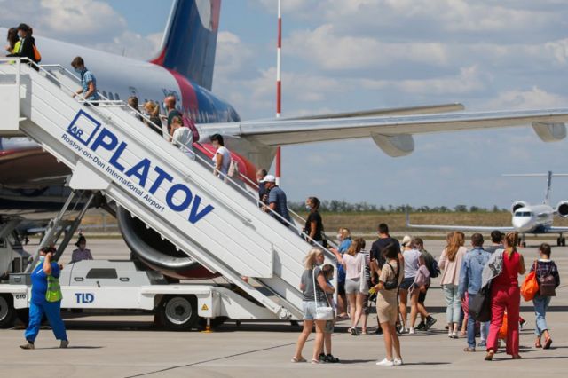 Pandemi sebebiyle askıya alınan uçuşların açılmasıyla Rus turistler Platov Uluslararası Havalimanı'ndan Antalya, Bodrum ve Dalaman'a gelmeye başladı.