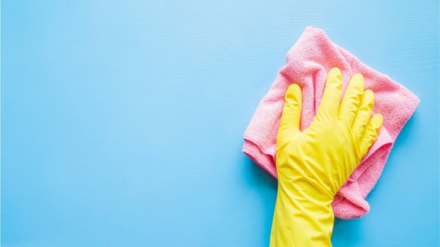 لمس اشیا و سطوحی که با ویروس تماس داشته‌اند می‌تواند باعث انتقال آلودگی شود
