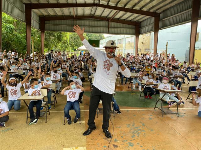 José Vega Santana interpretando al payaso Remi en una escuela de Puerto Rico.