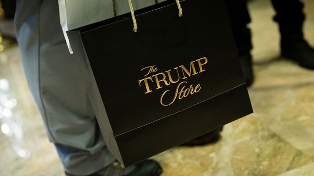 Un visitante con una bolsa de "Tienda Trump" en la Torre Trump de Nueva York