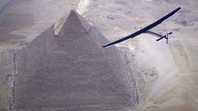 Самолет Solar Impulse 2 пролетает над египетской пирамидой
