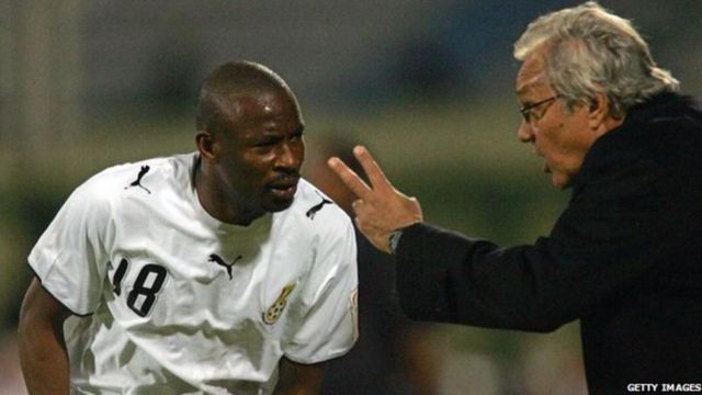 Yakubu Abubakar écoute les instructions de son entraineur Ratomir Dujkovic lors de la Coupe d'Afrique des nations en 2006