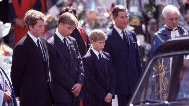 Príncipe Harry e sua família ao lado do carro funerário de sua mãe