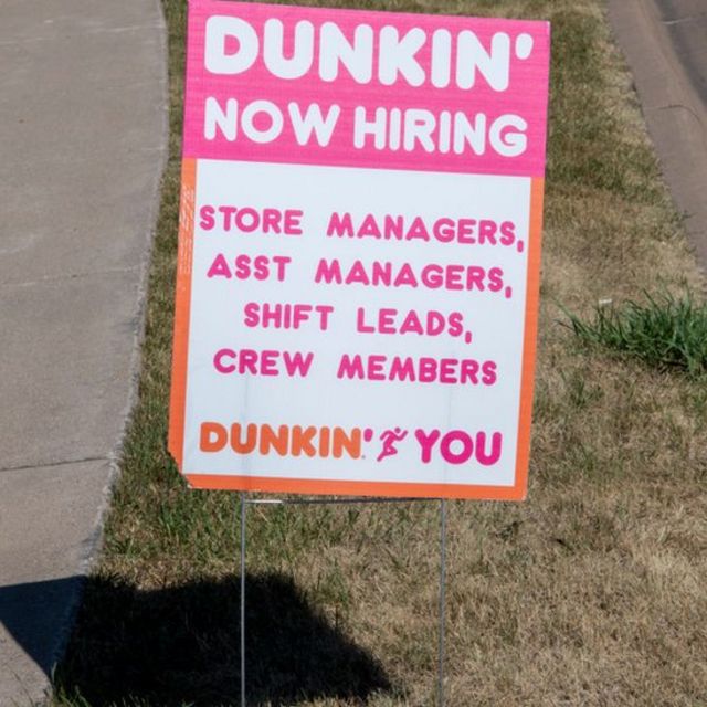 Cartel de Dunkin Donuts ofreciendo empleo.