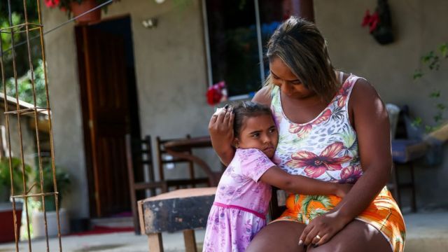 Mujer con hija en Colombia.