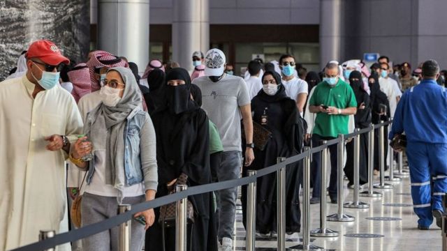 Files d'attente dans un centre de vaccination au Koweït