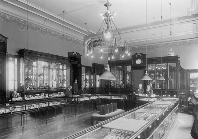 Toko Peter Carl Fabergé tahun 1910 di Saint Petersburg, Rusia.
