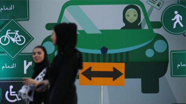 احتفاء واسع ببدء قيادة المرأة للسيارة في السعودية Bbc News عربي