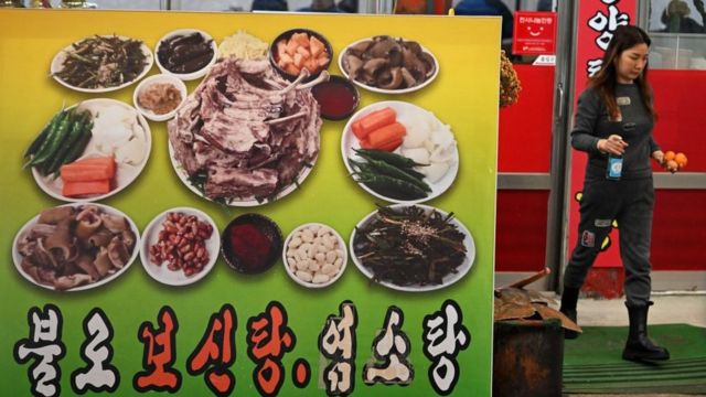 گوشت سگ در برخی رستوران‌های کره جنوبی سرو می‌شود اما محبوبیت آن کاهش داشته است