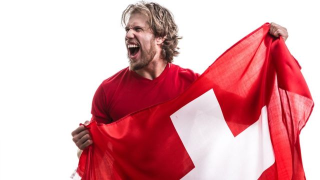 Hombre con bandera suiza