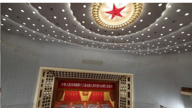 2020年5月22日，中国领导人和代表在中国人民大会堂出席中国全国人民代表大会开幕式