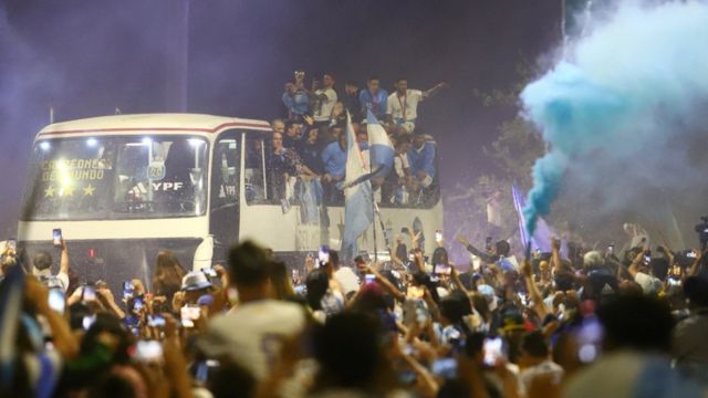 Aficionados celebran la llegada de la selección nacional de fútbol de Argentina